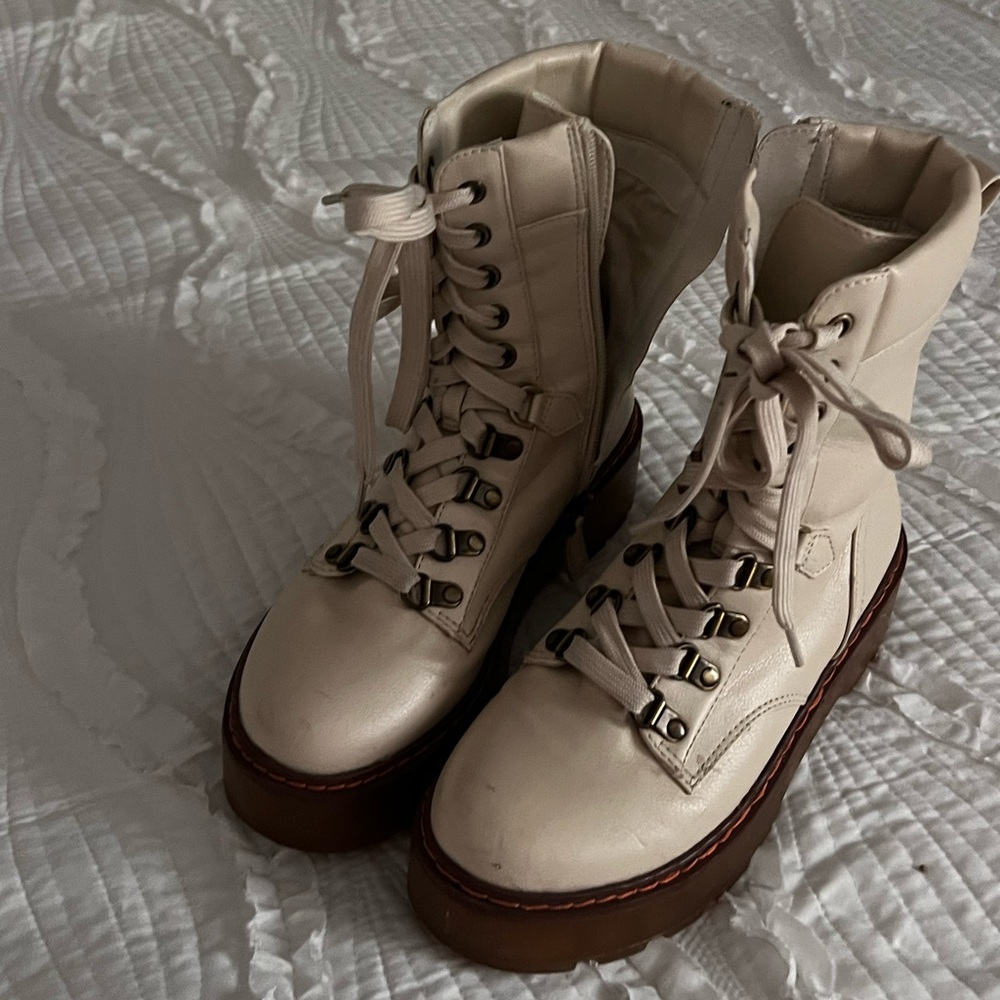 Super cute leather combat boots, chunky platform great condition